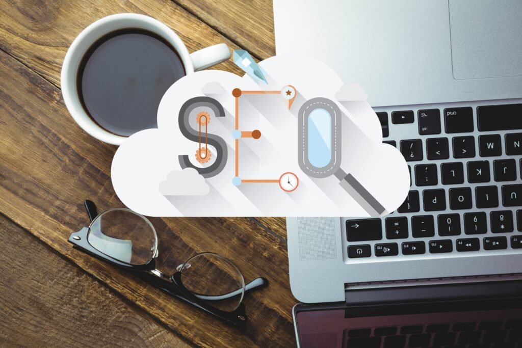 Texte SEO sur ordinateur - Hello Fox Communication Digitale