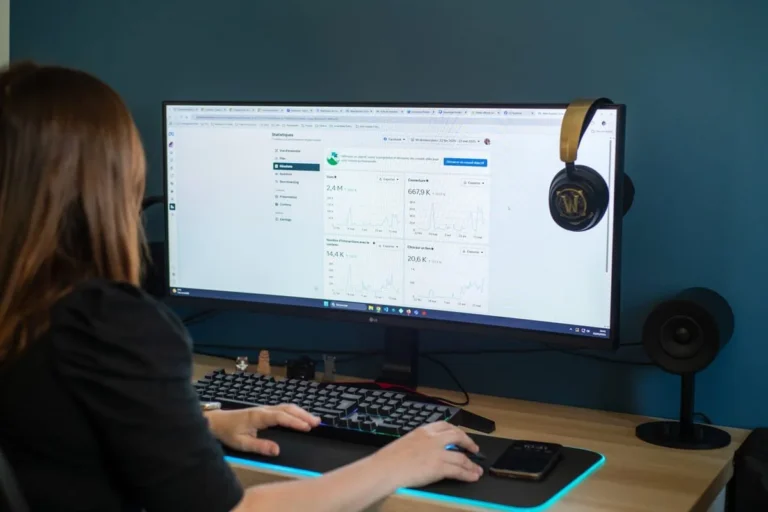 Emmanuelle Weber, community manager freelance en Drôme et Ardèche en train d'analyser les chiffres