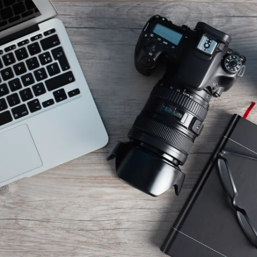 appareil photo et ordinateur pour la création et gestion des réseaux sociaux par Hello Fox