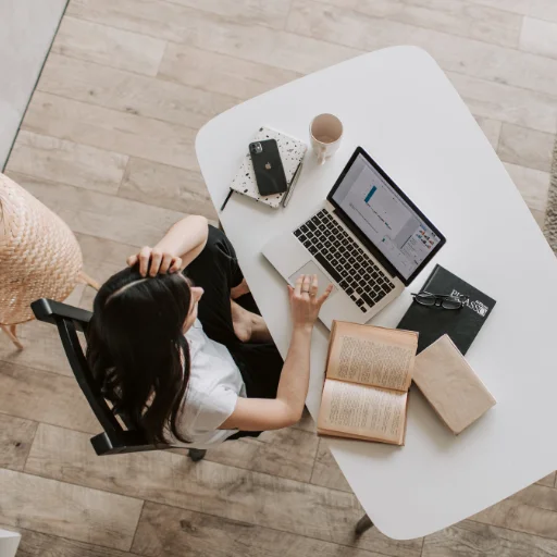 Community manager en pleine analyse et gestion des réseaux sociaux par Hello Fox - Communication Digitale